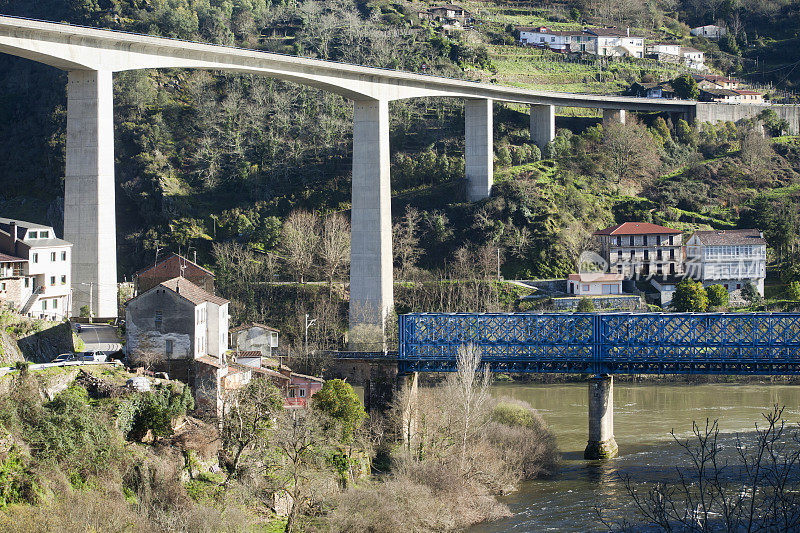 西班牙加利西亚的“Os Peares”村，铁路桥和高架桥。